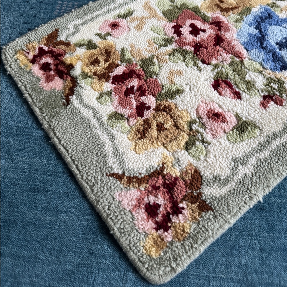 Tufted Floral Rug - Picture 6 of 11